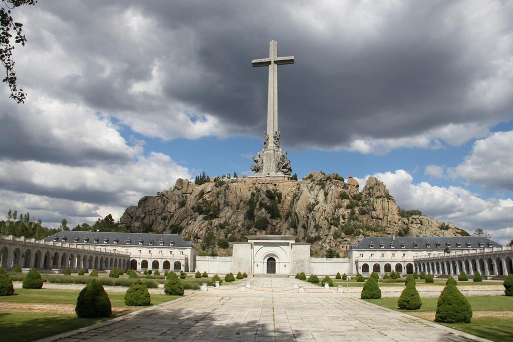 Hotel Hospedería Santa Cruz San Lorenzo de El Escorial Exterior foto